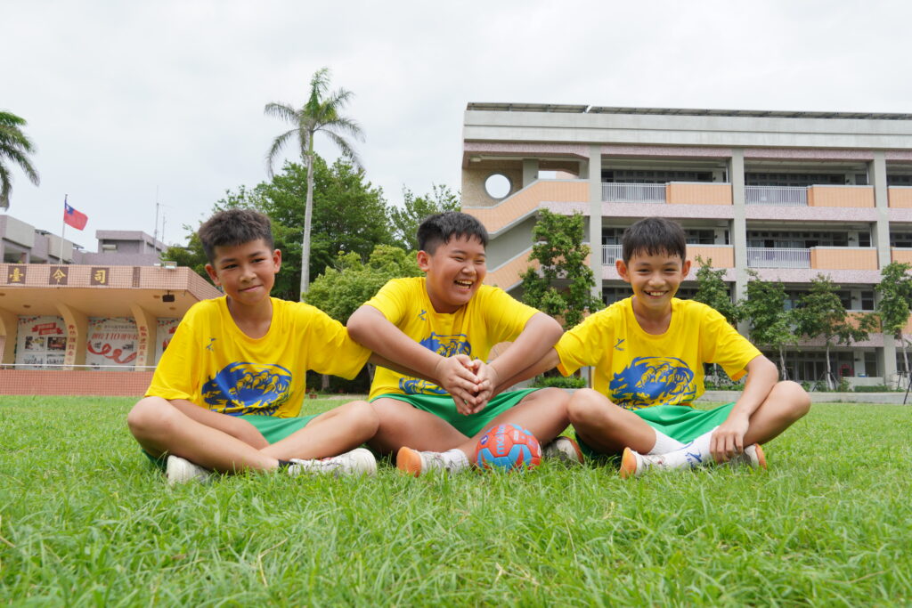雖然練球十分辛苦，但在龍井國小學童臉上依舊活力與熱情滿滿。圖／麗富康國際拍攝
